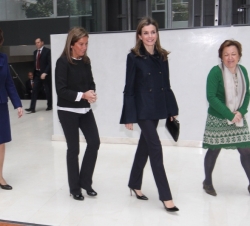 Doña Letizia a su llegada al Auditorio Garrigues, junto a la ministra de Sanidad, Servicios Sociales e Igualdad, la secretaria general de Sanidad y Co